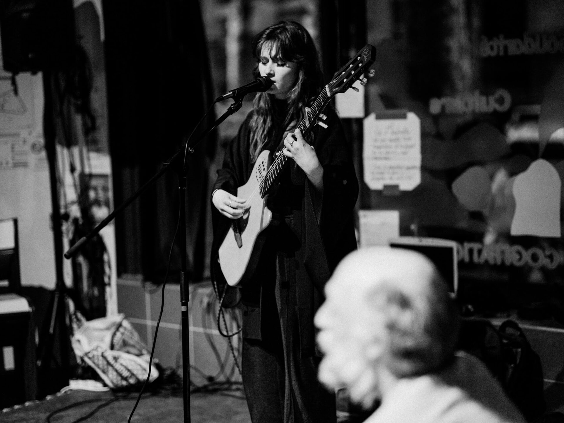 Concert d'Agnès à La Moulinette (Lille). Performance folk et indie capturée dans l'intimité de cette salle emblématique du Nord de la France. - Image 6